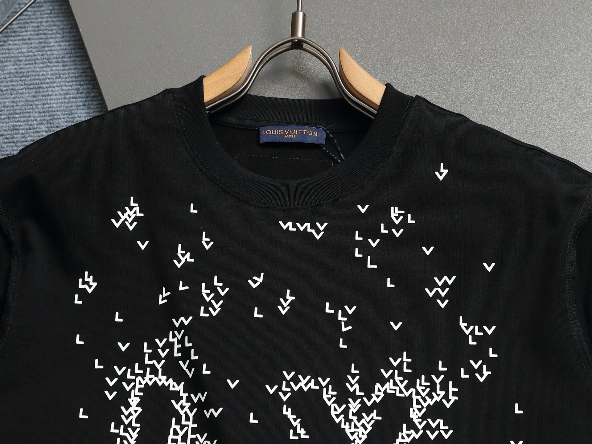 🅿️170 LV 25ss spring and summer printed short T series -1v Yayoi Kusama series pumpkin 🎃 pattern round neck short-sleeved T-shirt. Made of 32-count double yarn pure cotton 240g, washed at high temperature, will not shrink or fade. Comfortable to the touch, super texture❤️ Back-stitched cuff design, yellow back-mark embellishment, and a full set of accessories. A must-have for trendy men and trendy women, the classic drop-shoulder slightly wide version is available exclusively from stock!         ⚠️Only make high quality products, reject junk goods!  -Color: White Black -Size: XS S M L -Crowd: Unisex